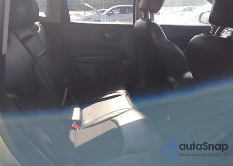 2018 Jeep Compass Latitude 4X4 z USA, uszkodzony, nr VIN 3C4NJDBB8JT239910